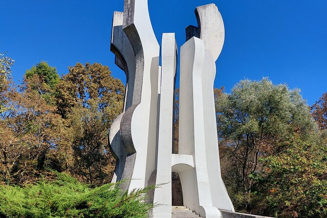 Ex-Yugoslavian "Spomeniks" tour - What the specialized guide adds (and where it can fail)