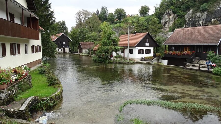 From Zagreb to Plitvice Lakes and Rastoke - Private day tour - Zagreb to Rastoke: setting the tone with a Karlovac photo stop