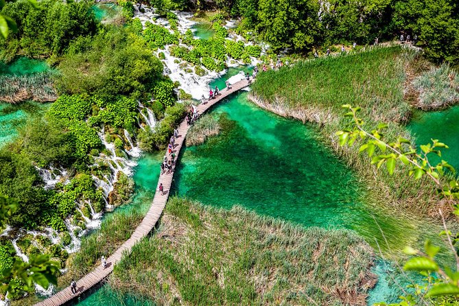 Guided transfer from Zagreb to Split with Plitvice Lakes stop - Rides inside the park: why the cruise and electric train are not fluff