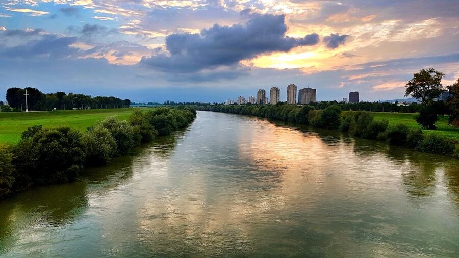 Zagreb: 2.5-Hour Cycle Back to Socialism Tour - The Green Horseshoe and the Quick Shift You’ll Actually Feel